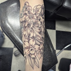 blackwork-crysanthemum-and-narcissus-tattoo