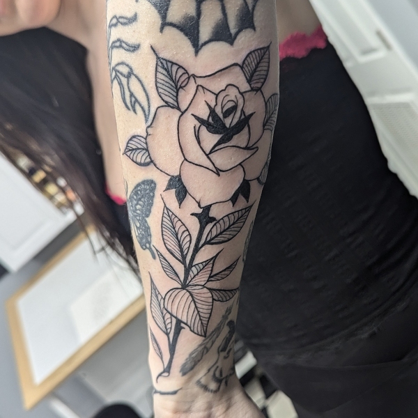 blackwork-forearm-rose