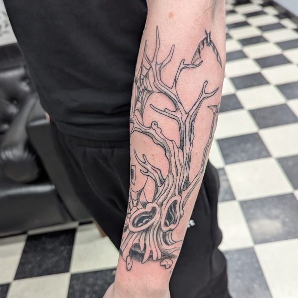 blackwork-tradtional-evil-tree-tattoo