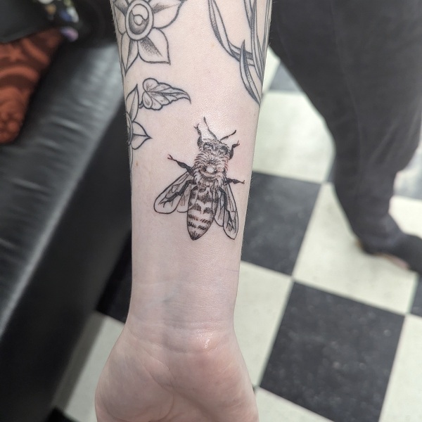 fineline-bee-tattoo-blackwork