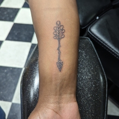 blackwork-oak-arrow-tattoo