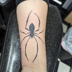 blackwork-spider-tattoo