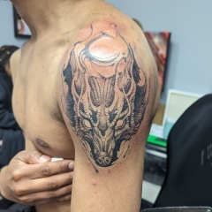 blackwork-spirit-wolf-tattoo
