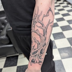 blackwork-tradtional-evil-tree-tattoo