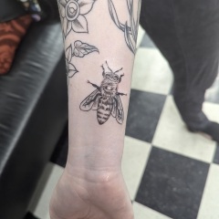 fineline-bee-tattoo-blackwork