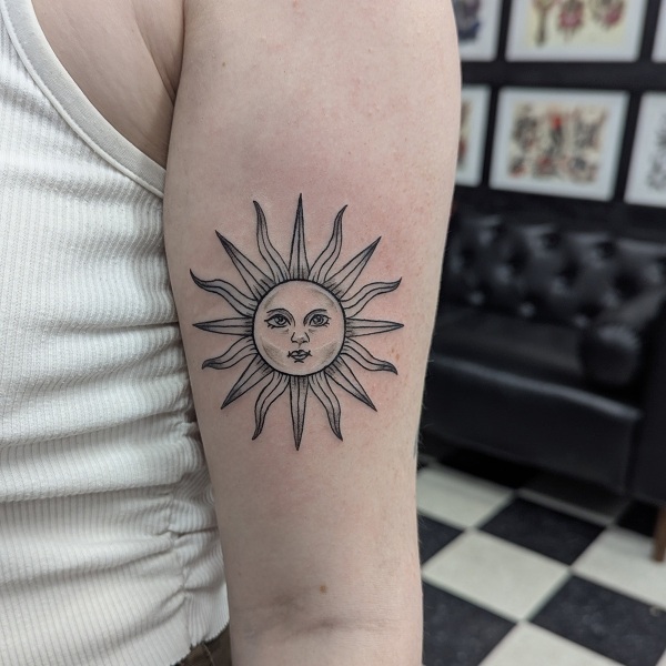 blackwork-fineline-sun-tattoo