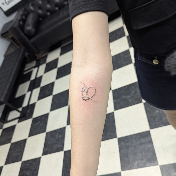little-scribble-heart-fineline-tattoo