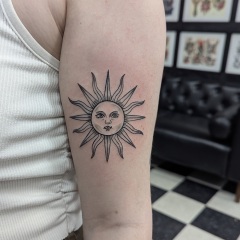 blackwork-fineline-sun-tattoo