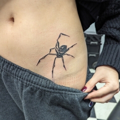 blackwork-hip-spider-tattoo-sm