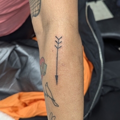 fineline-arrow-tattoo