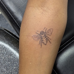 fineline-bee-tattoo