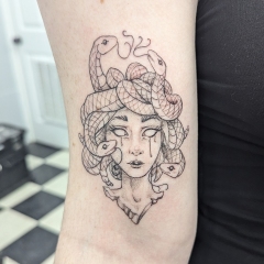 fineline-delicate-medusa-tattoo