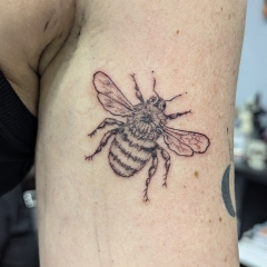 fineline-fat-bumble-bee-tattoo