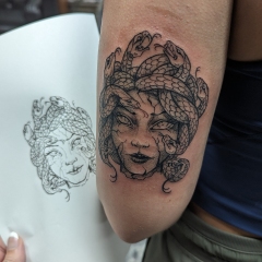 fineline-medusa-tattoo