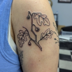 fineline-oak-leaves-tattoo