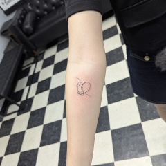 little-scribble-heart-fineline-tattoo
