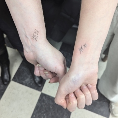 matching-fineline-shining-stars-tattoo