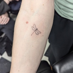 mini-small-fineline-dragonfly-tattoo