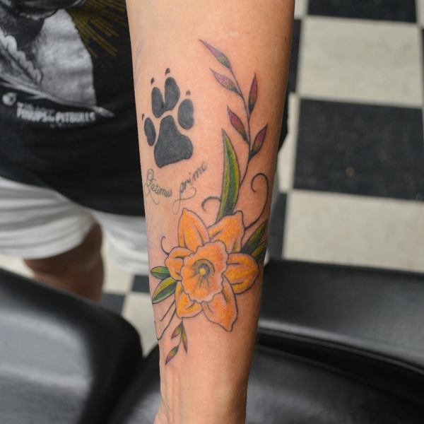traditional-daffodil-flower-tattoo